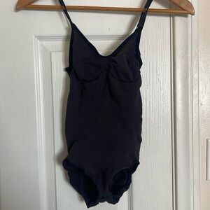 Skims women’s shape wear body suit size L/XL